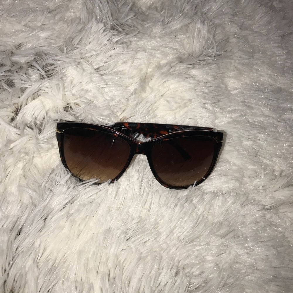 SOLD🛑🛑Oscar de la renta sunglasses